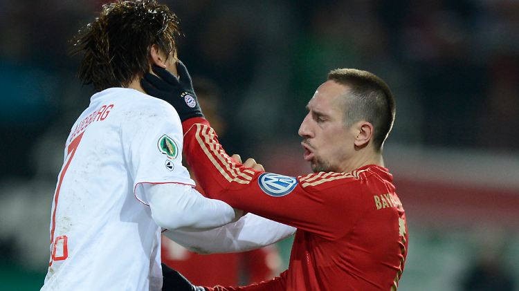 Das hätte er nicht tun sollen: Franck Ribéry fasst Augsburgs Ja-Cheol Koo ins Gesicht.