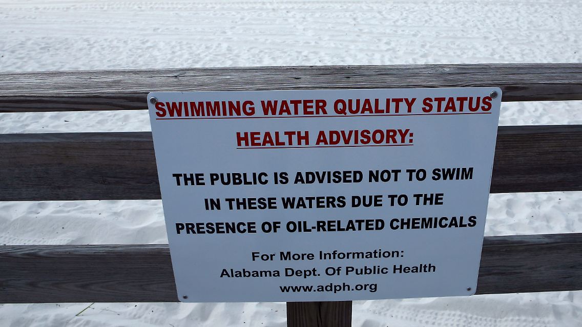 Ein Warnschild am Orange Beach im US-Bundesstaat Alabama.