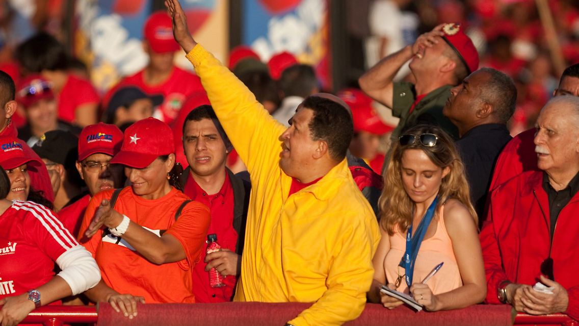 Mit zunehmender Amtsdauer befällt ihn die Hybris der Macht. Seine noch um ein weiteres zentralistischere Verfassungsreform lassen ihm die Venezolaner 2007 nicht durchgehen. Das hindert ihn jedoch nicht daran auf einer dritte Amtszeit zu bestehen, die ihm sein Volk schließlich gewährt.