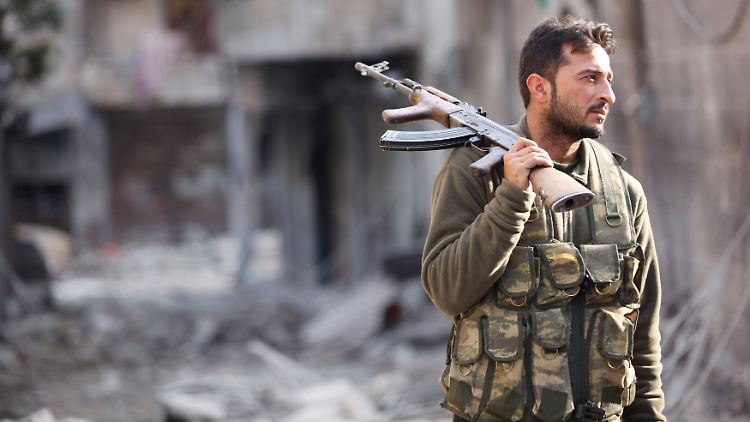 Seit fast zwei Jahren tobt in Syrien der Aufstand gegen das Regime von Präsident Assad. Viele Städte sind nurmehr Trümmerfelder.