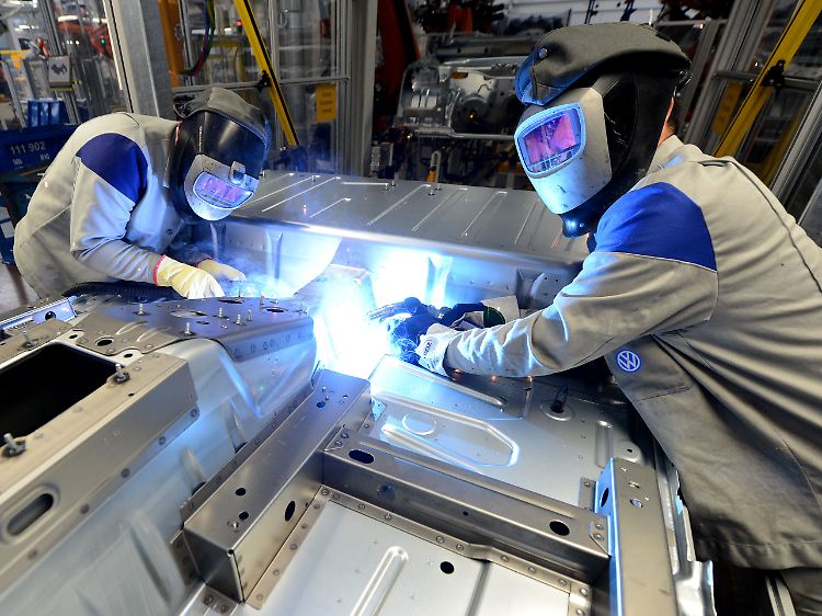 Mechaniker arbeiten an der neuen Produktionsstrecke an einem Amarok im VW-Nutzfahrzeugwerk in Hannover.