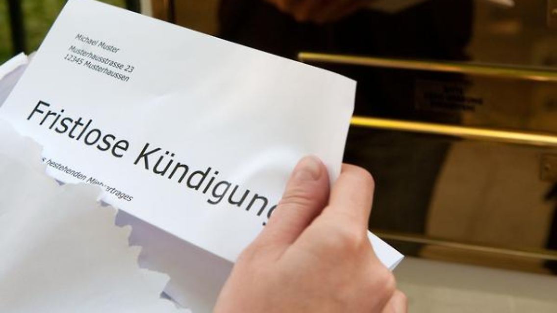 Nicht gezahlt - nicht selten bringt der Postbote dann die fristlose Kündigung.
