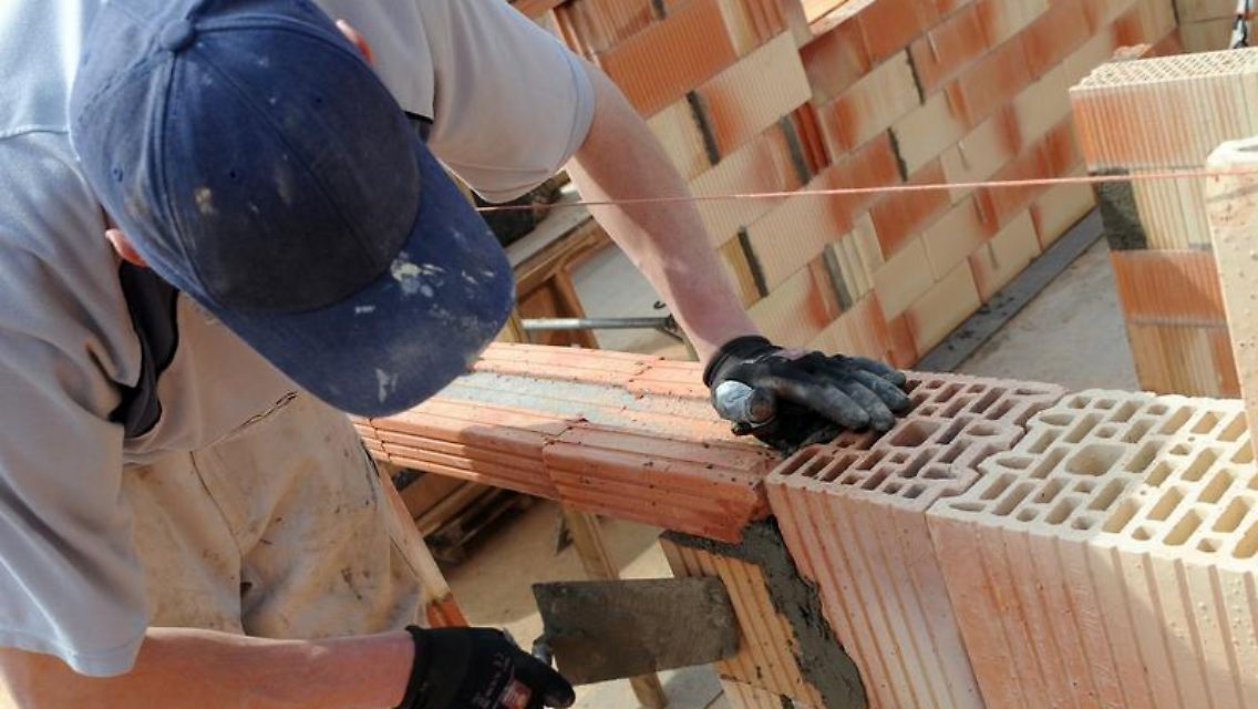 Maurer müssen nicht nur handwerklich geschickt sein - sie brauchen auch technisches Verständnis, damit beim Hausbau alles glattgeht.