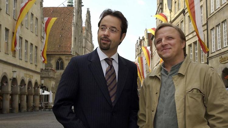 Krimi-Führer Patrick Gurris zeigt die Liste der Münster-Krimis. Foto: Bernd F. Meier