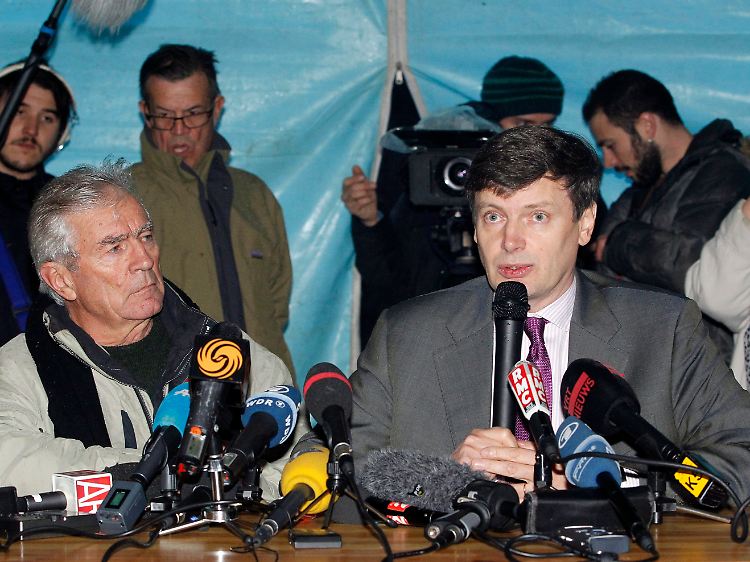 Ernste Mienen zur ernsten Lage: Bürgermeister Jean-Pierre Delord (l.) und Präfekt Eric Freysselinard.