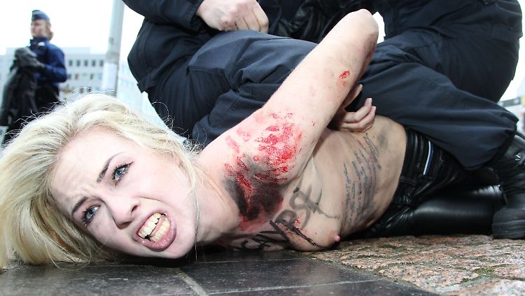 Mehrere Mitglieder der Gruppe Femen protestierten in Brüssel gegen Putin - und wurden festgenommen.