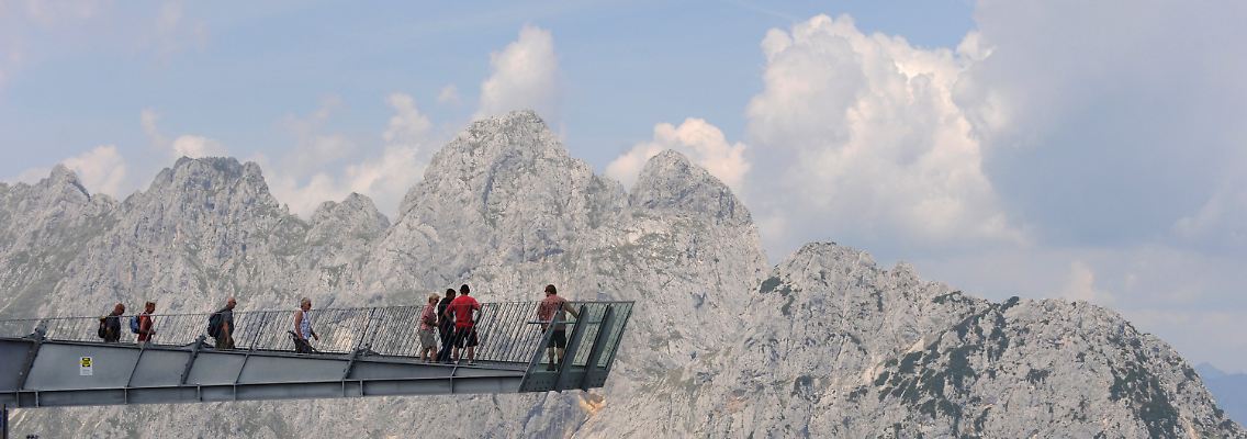 ... durch ein Gitter ins Höllental.