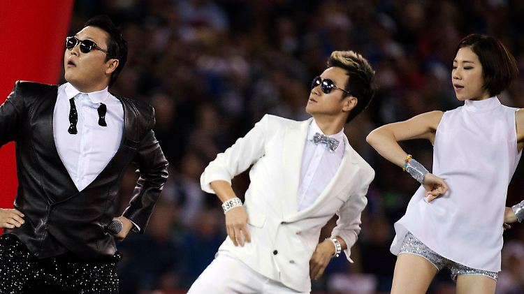Psy (l.) während eines Liveauftritts.