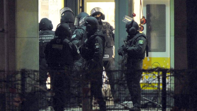 SEK-Einsatzkräfte während des Einsatzes im Berliner Stadtteil Zehlendorf.