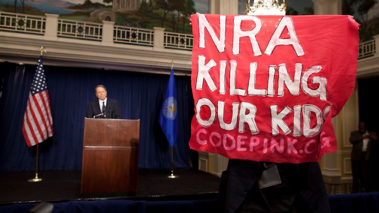 Hier wird deutlich gemacht, die NRA hat "Blut an ihren Händen" und ist mitverantwortlich für den Tod der Kinder von Newtown.