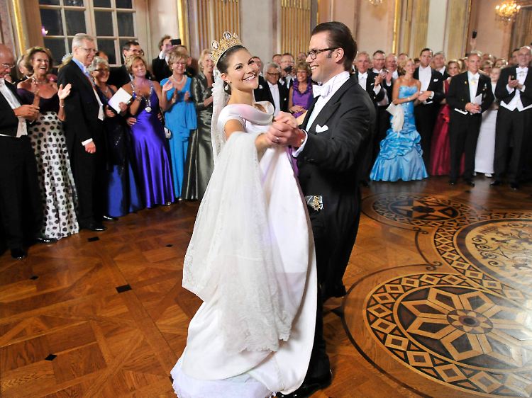 Es lächeln Braut und Bräutigam: Auch nach der Vermählung von Kronprinzessin Victoria (links) mit ihrem ehemaligen Fitnesstrainer bleibt die Stimmung im Land könglich.