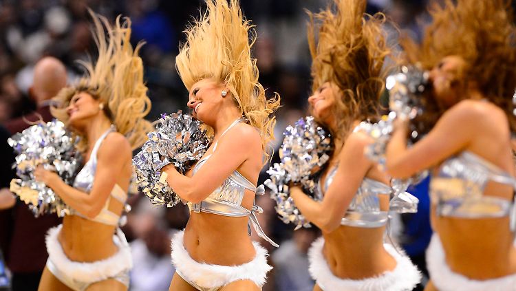 Da die Mavericks grad nicht so toll spielen, zeigen wir eben mal ihre Cheerleader, ist ja auch schön.