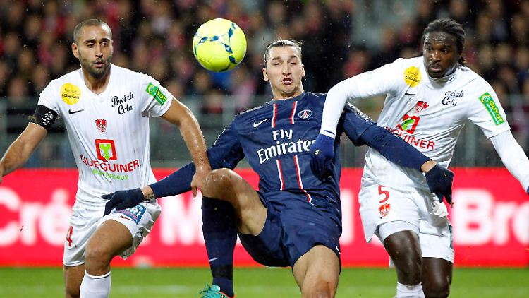 Spitzenreiter: Zlatan Ibrahimovic von Paris Saint Germain, hier im Dreikampf mit  Ahmed Kantari, links, und Bernard Mendy von Stade Brest.