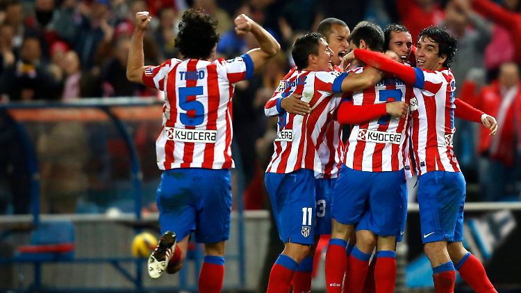 Tor des Abends: Atléticos Adrian Lopez, das ist der mit der Nummer 7, lässt sich von seinen Kollegen feiern.