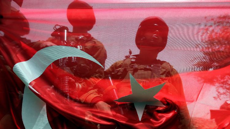 Unter Spannung: Israel und die Türkei haben derzeit kein besonders gutes Verhältnis (israelische Soldaten hinter einer türkischen Fahne bei Protesten gegen Israels Gaza-Politik).