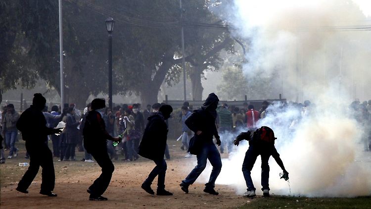 Aufgebrachte Demonstranten liefern sich Straßenschlachten mit der Polizei.