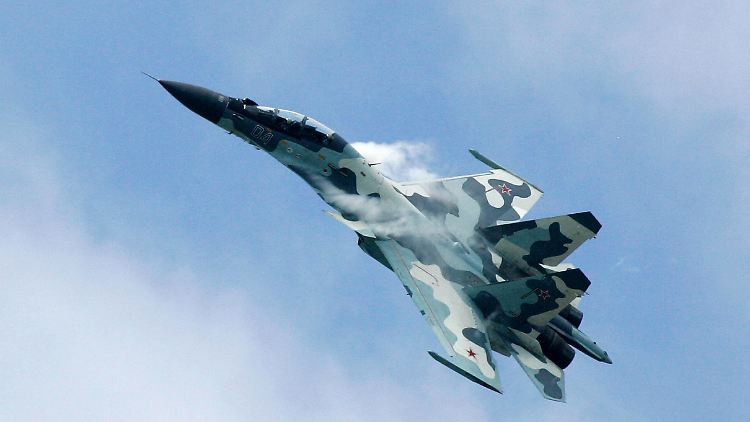 Ein Kampfflugzeug vom Typ "Su-30" des russischen Herstellers Suchoi.