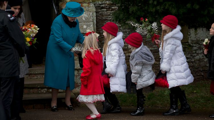 Mit Knicks: Königin Elizabeth II. wird nach der Messe in Sandringham von Kindern mit Blumen begrüßt.