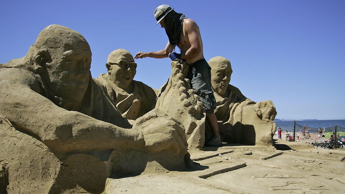 In der westlichen Welt ist er so beliebt, dass er mittlerweile fast zur Popikone geworden ist (Dalai-Lama-Sandfigur auf dem Sandskulpturen-Festival in Danzig)