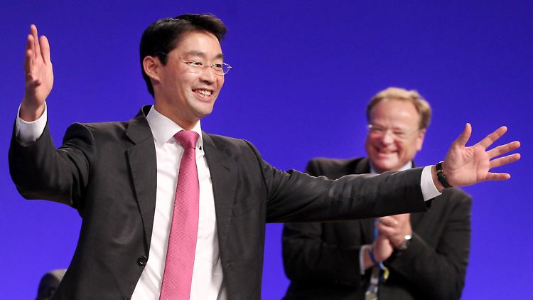 Da gab es noch Applaus für Rösler: Niebel beklatscht im Mai 2011 den frisch gewählten FDP-Chef.