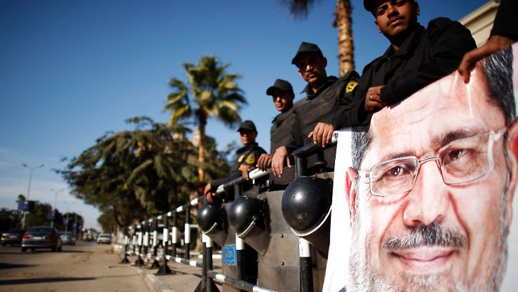 2012-12-23T135521Z_01_KHA03_RTRMDNP_3_EGYPT-POLITICS.JPG1283446714164023085.jpg