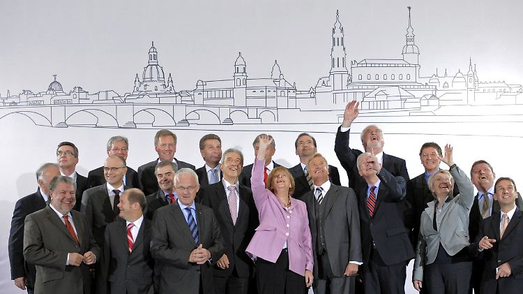 Merkel und die Ministerpräsidenten im Oktober 2008 beim Bildungsgipfel in Dresden. Die damals gesteckten Ziele wurden bislang nicht erreicht.