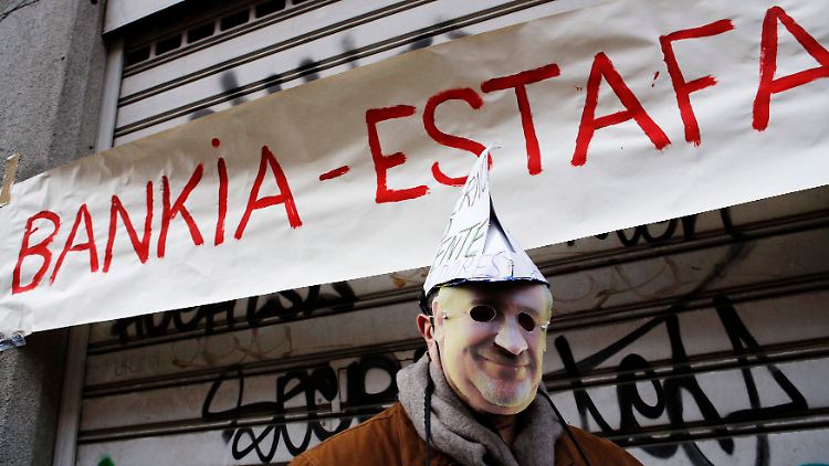 "Bankia - Betrug", heißt es auf einem Protestbanner gegen Ex-Bankchef Rodrigo Rato.