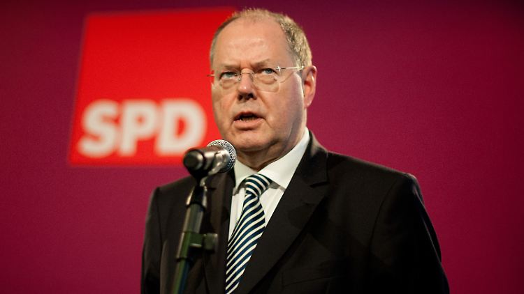Peer Steinbrück wird die Debatte um seine Nebeneinkünfte nicht so recht los.