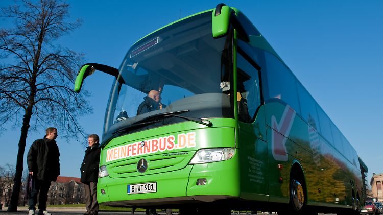 Ein Fernbus der Fernbuslinie "MeinFernbus.de". Das Berliner Bus-Unternehmen will den Markt im Fernverkehr erweitern und mit günstigen Preisen eine Alternative zur Konkurrenz wie zum Beispiel der Deutschen Bahn bieten.