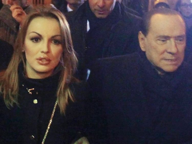 Berlusconi verlässt mit seiner Neuen, Francesca Pascale, ein Restaurant in Mailand. (Foto vom 9.12.2012)