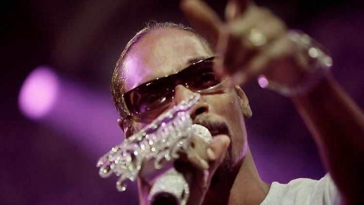 Snoop Dogg sieht Parallelen zwischen Schwarzen und Schwulen, was deren Akzeptanz in der Gesellschaft betrifft.