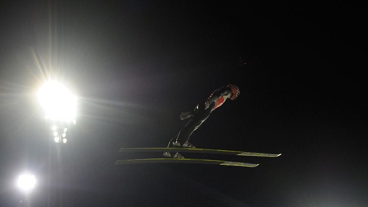 Severin Freund geht optimistisch in den Tournee-Auftakt in Oberstdorf. Er gilt als Mitfavorit auf den Titel.