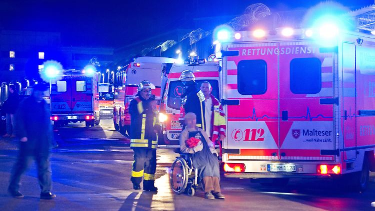 Mehrere Bewohner wurden vor Ort ärztlich behandelt.