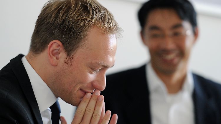 Rösler will kämpfen und Lindner (r.) will ihm dabei kein Bein stellen.
