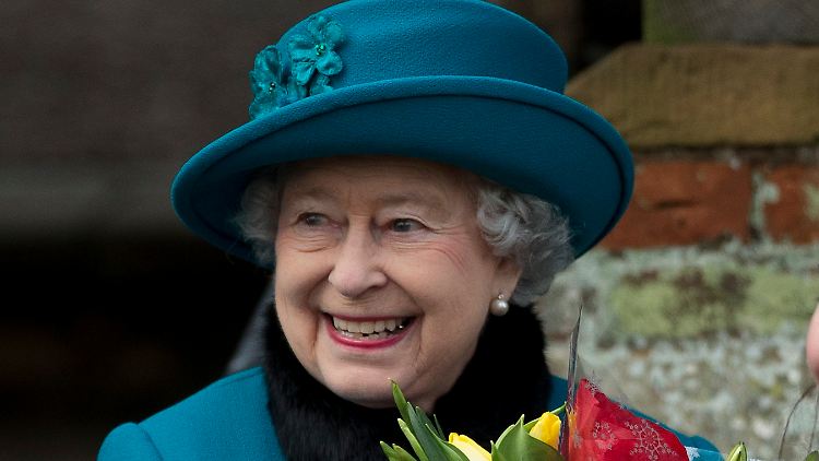 Irgendjemand hat immer einen Strauß Blumen für die Monarchin dabei.