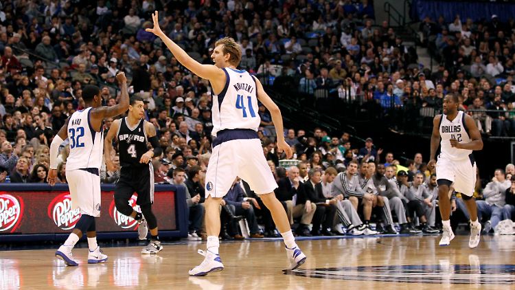 Auch die klaren Ansagen von Nowitzki (M.) haben nicht geholfen: Die Mavericks verlieren erneut.