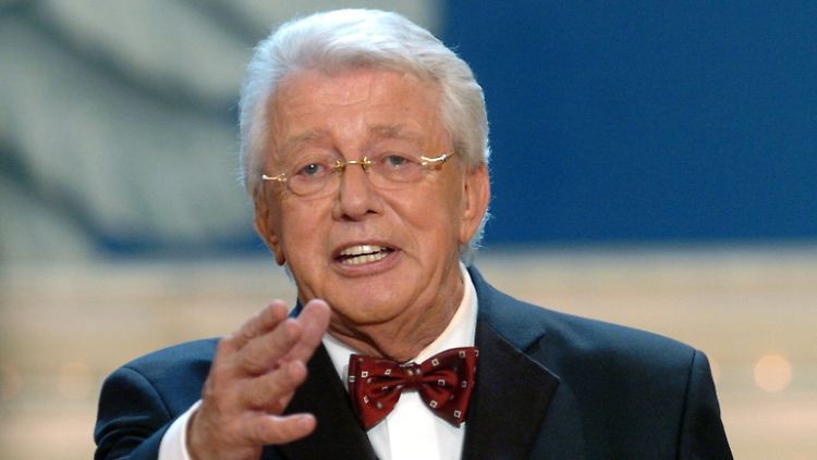 So kennen und lieben ihn viele Zuschauer: TV-Urgestein Dieter Thomas Heck. (Bild von November 2004)