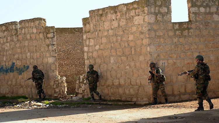 Syrische Regierungssoldaten patrouillieren in Jebrin nahe Aleppo.