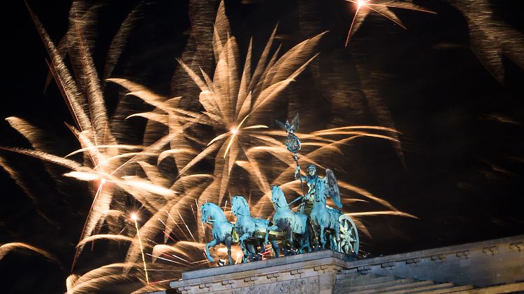 Das größte Feuerwerk in Deutschland wurde über dem Brandenburger Tor in Berlin abgebrannt.