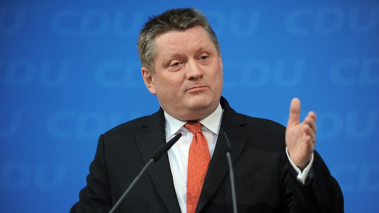 Der Generalsekretär der Christdemokraten, Gröhe, sagt: "Die Steuererhöhungsorgien von SPD und Grünen sind ein Arbeitsplatzvernichtungsprogramm und für die CDU unvorstellbar"