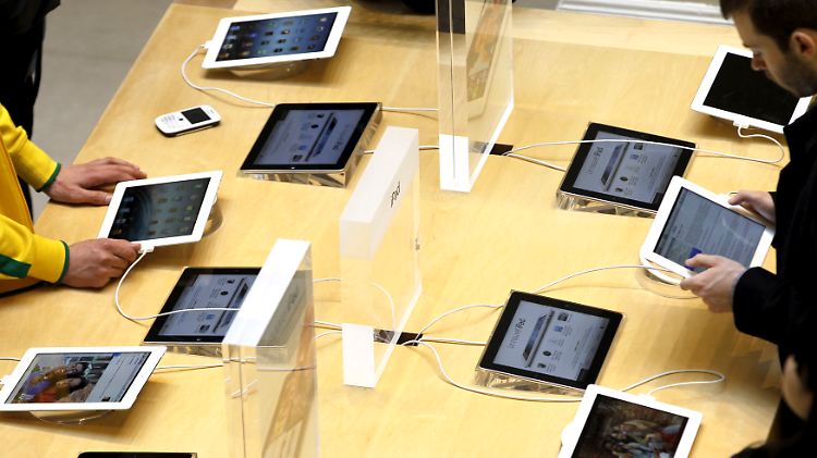 Wie hier in einem Apple Store hängen Vorführgeräte gewöhnlich permanent am Ladegerät.