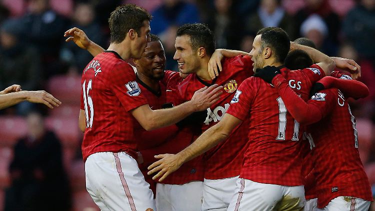 Glückwunsch: Robin van Persie und seine Kollegen von Manchester United feiern in Wigan.