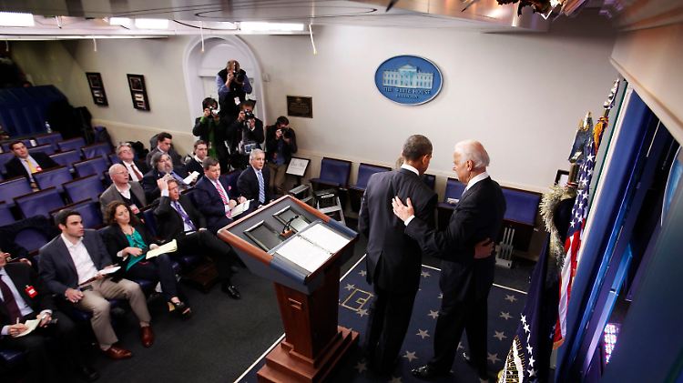 Es geht eng zu im "Press Briefing Room" des Weißen Hauses: Für Obama gibt es anerkennendes Schulterklopfen.