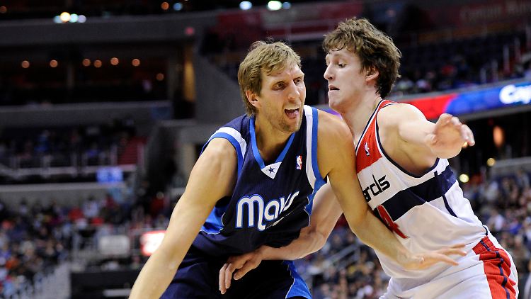Nowitzki (l.) im Zweikampf mit Jan Vesely von den Wizards.