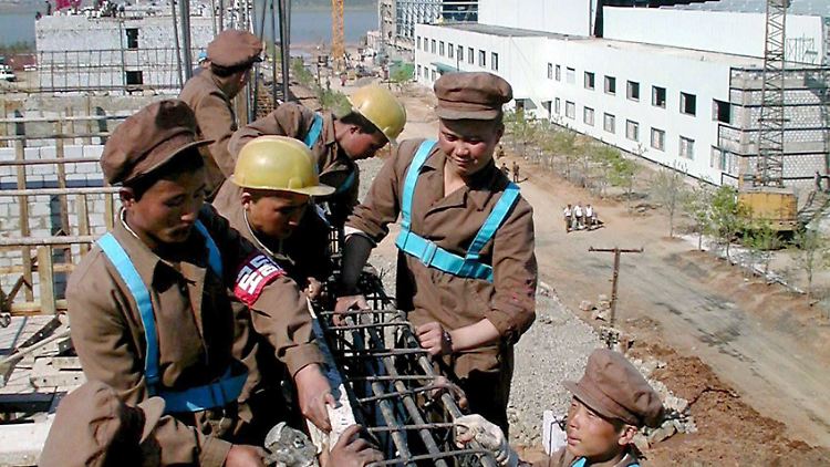 Nordkoreanische Arbeiter bauen an einer Fabrik: Der Lebensstandard soll steigen.