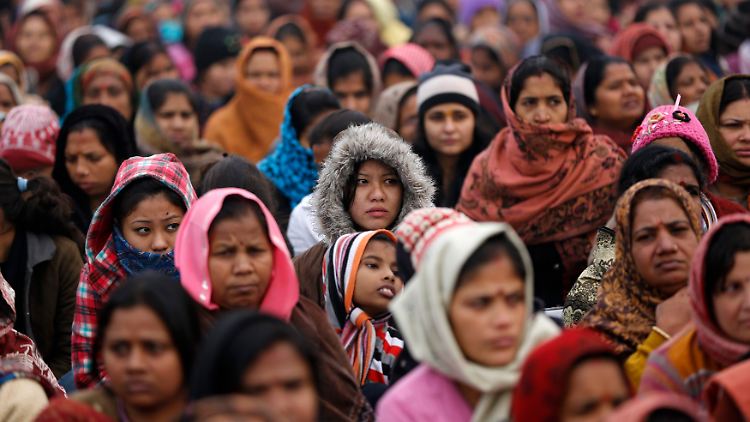Nach wie vor gedenken Inderinnen der vergewaltigten und getöteten Frau, wie hier in Neu Delhi.