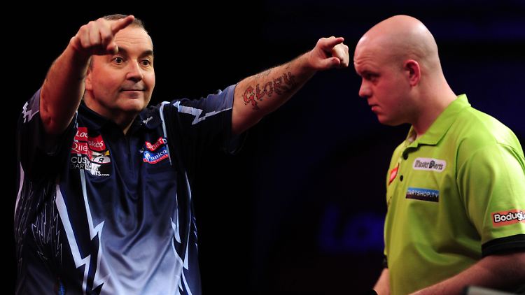 "Ich bin der stolzeste Mann der Welt": Phil Taylor, bester Pfeilewerfer der Welt. Das muss auch sein Gegner Michael van Gerwen anerkennen.