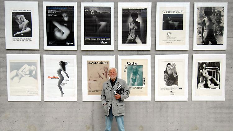 Rössler im Pommerschen Landesmuseum in Greifswald vor Plakaten früherer Ausstellungen seiner Aktfotos. (Bild von Oktober 2008)