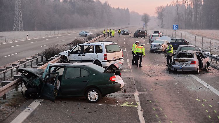 Die Polizei prüft noch, was genau zu dem Unfall bei Ulm geführt hat.