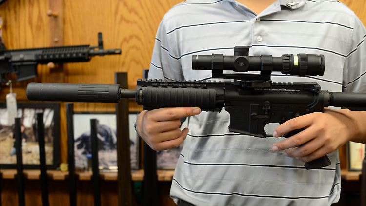 Ein AR-15 wie es der Amokläufer von NEwtown verwendet hat. (Archivbild)